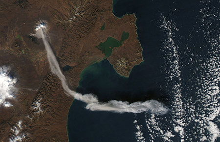 تصویر ماهواره ای از آتش فشان فعال در جزیره کامچاتکا روسیه