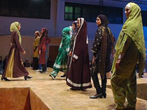 حضور مانکن‌‌های بدحجاب به همراه اجرای رقص ایرانی در نهاد ریاست جمهوری!