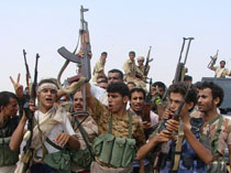 تجهیزات و نیروهای جدید ارتش و انصارالله یمن وارد عدن شد/ حملات شبانه عربستان