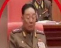 لحظه چرت زدن وزیر دفاع کره که باعث اعدامش شد +عکس